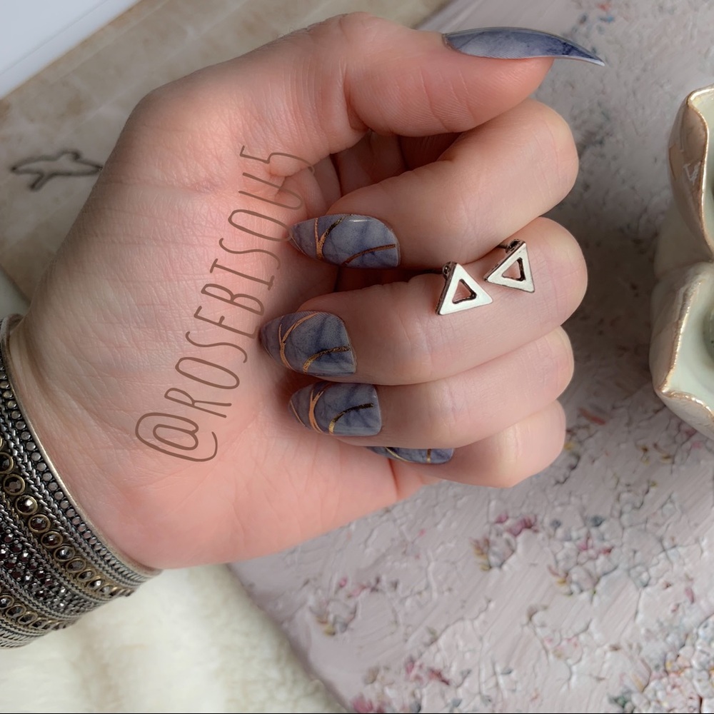 💋🆕Open Triangle Silver Stud Earrings - Picture 5 of 7